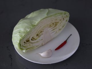 1、糖醋包菜,材料准备好