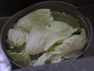 2、糖醋包菜,包菜撕开，在水中泡一会