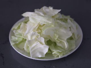 3、糖醋包菜,捞出沥干水分撕小块
