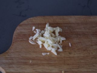 5、糖醋包菜,蒜切碎