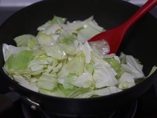 11、糖醋包菜,放入包菜，翻炒至微软