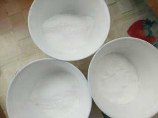 1、三色汤圆,把糯米粉分别放到三个碗里（每个碗50g）