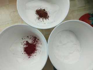 2、三色汤圆,把其中两个碗分别放入2g可可粉和2g红曲米粉，.然后搅拌均匀
