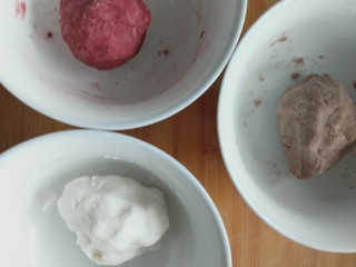 3、三色汤圆,加温水分别把三个碗里的糯米嗯和成不粘手的糯米面团