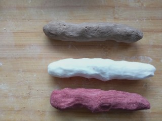 4、三色汤圆,搓长条