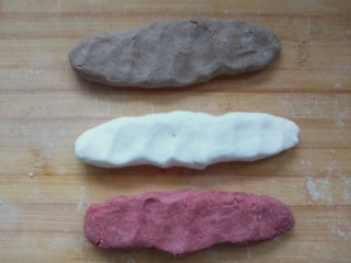 5、三色汤圆,按扁