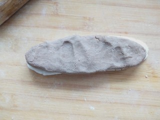 6、三色汤圆,把白色糯米面团和可可粉糯米面团摞一起