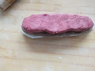 7、三色汤圆,再放上红色糯米面团