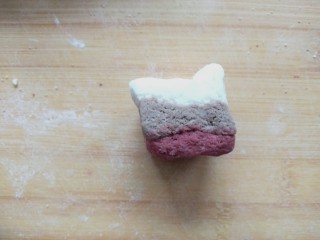 9、三色汤圆,取一个侧面朝上