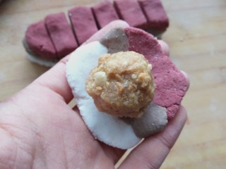 11、三色汤圆,放入花生馅包好