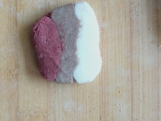 10、三色汤圆,按扁