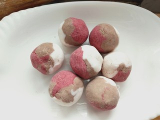 12、三色汤圆,依次做好