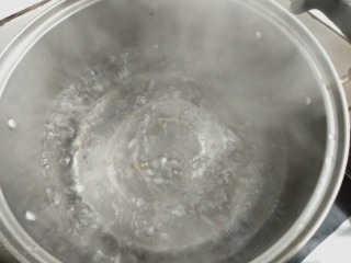 13、三色汤圆,锅中加适量的清水烧开