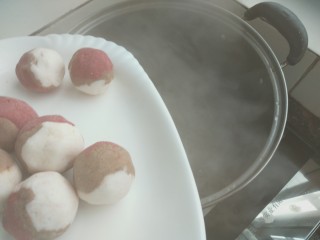 14、三色汤圆,倒入汤圆