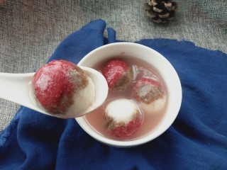 16、三色汤圆,就可以盛出来了