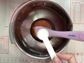 1、广式奶香月饼, 枧水加入糖浆中，混合均匀