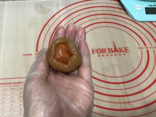 5、广式奶香月饼,醒面的过程可以准备馅料的部分把莲蓉和蛋黄一起称出43克莲蓉压成片把蛋黄包起