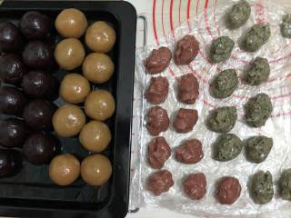 6、广式奶香月饼,把馅都包好用保鲜膜盖住备用醒好的月饼皮也称出备用