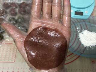 7、广式奶香月饼, 把饼皮按压开