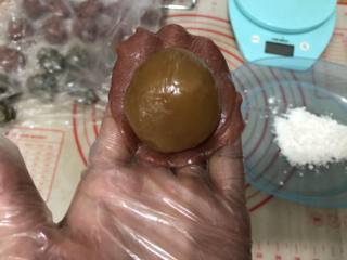 8、广式奶香月饼,月饼皮压扁把馅放在饼皮上