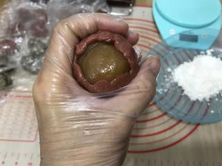 9、广式奶香月饼,用虎口把饼皮收好，收圆