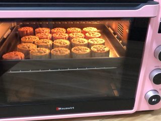 11、广式奶香月饼,烤到看着要上色了，就把温度降低到上下火150度，这样才不会给上色了，那饼皮颜色就不好看了