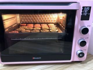 10、广式奶香月饼,送进预热好的烤箱上下火170度烤20分钟