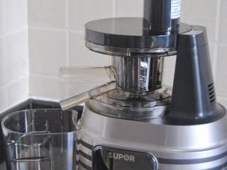 1、百香果芒果雪糕,原汁机洗净，用果泥果酱的那个过滤器