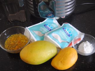 2、百香果芒果雪糕,准备好材料，百香果取出果肉