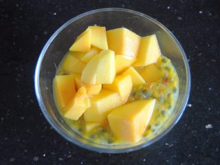 5、百香果芒果雪糕,倒入百香果汁里面