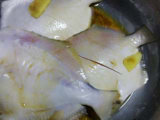 1、烤鲳鱼,鲳鱼去内脏后洗净正反面各花两花刀，均匀抹适量盐味，加入生抽料酒和姜片码味半小时。