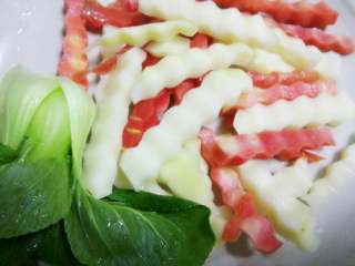 2、烤鲳鱼,可准备一些配菜，如土豆、洋葱、生菜等（我随便选了几样）。如土豆可切片，我切的花刀～