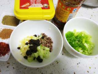3、烤鲳鱼,准备调料（其中一定要有芹菜段和大葱可增加香味）。