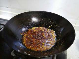 4、烤鲳鱼,锅里放菜油或橄榄油，加热后放入调料炒香（芹菜和大葱暂时不用）。