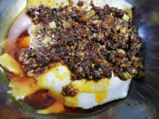 5、烤鲳鱼,将炒香的调料倒入鲳鱼盆中，拌匀腌制十五分钟左右。