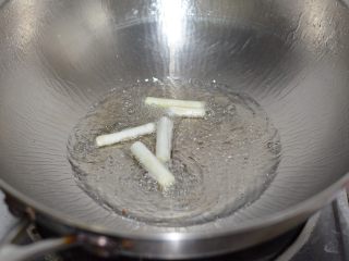 7、排骨炖山药尝一口都不想放下,坐锅倒油，下葱段炸香。