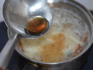 11、排骨炖山药尝一口都不想放下,加上鱼露，大火烧开，转小火慢慢的炖上。