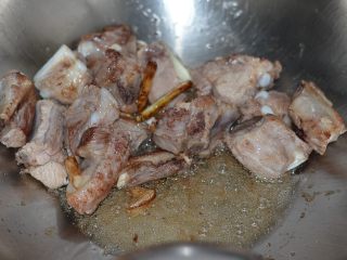 9、排骨炖山药尝一口都不想放下,排骨微微变色，飘出香味儿最好了。