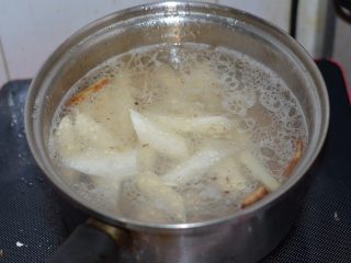10、排骨炖山药尝一口都不想放下,另起一个小焖锅，将清水烧开，下入煎好的排骨，同时下山药。