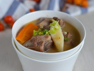 14、排骨炖山药尝一口都不想放下,出锅用小葱碎提香。