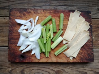 5、家庭版自制烤鱼,洋葱洗净切片，芹菜洗净切寸段，豆皮切条备用。