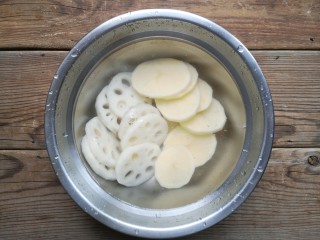 7、家庭版自制烤鱼,放在清水中浸泡防止氧化变色。