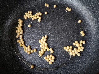 10、家庭版自制烤鱼,再将黄豆下锅，小火翻炒。