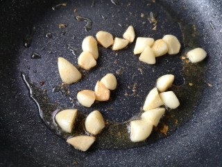 19、家庭版自制烤鱼,另取一锅加少量油烧热，下蒜瓣，煸炒至蒜瓣外表微焦后盛出备用。