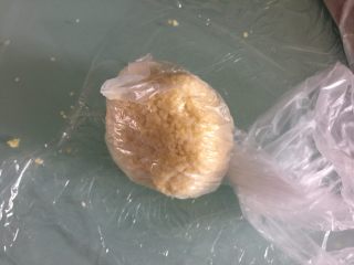 3、三鲜小米锅巴,先取一半装入保鲜袋中捏成团