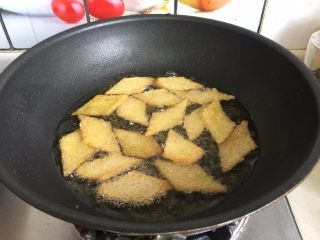 6、三鲜小米锅巴,油锅加热至五成热后放入小米片,炸至金黄色捞出