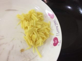 4、葱姜油,现在开始炸葱姜油，油的选择根据您的喜好。菜油健康猪油倍儿香，油热7分的时候倒入姜丝