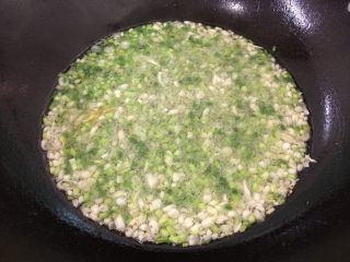 6、葱姜油,在葱白微泛黄的时候倒入葱青部分，记得拿油勺压一压轻轻拌一拌