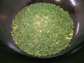 8、葱姜油,把葱叶搅拌搅拌均匀稍微炸一会关掉火即可