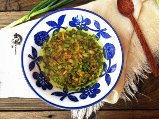 9、葱姜油,要知道你关掉火了但是油温还是比较高的，所以葱还是会慢慢的收干